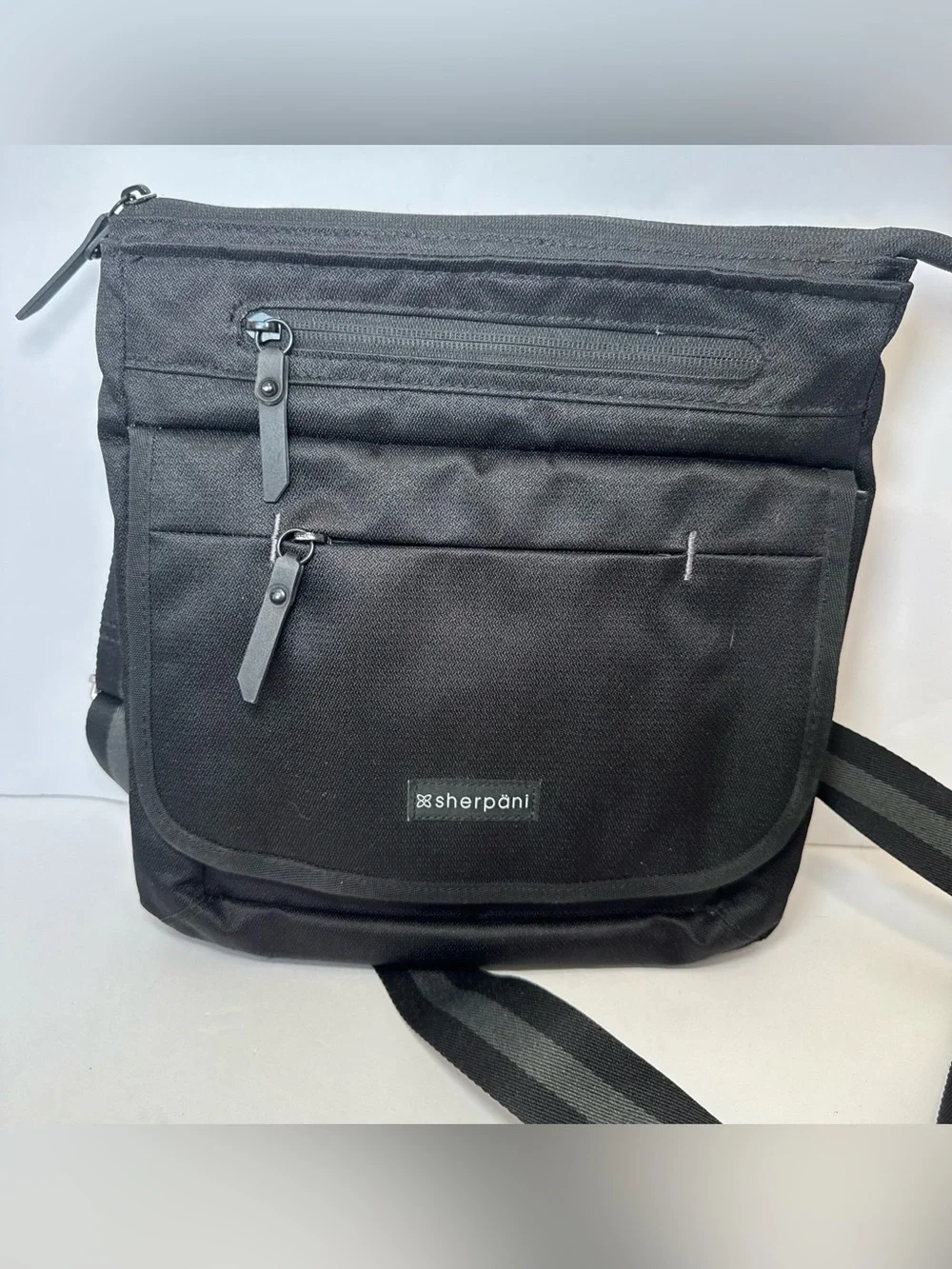 Sherpani Sadie Crossbody Bag in raven black